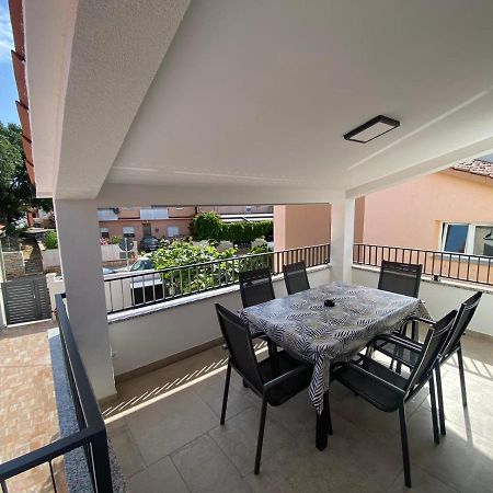 Family Beach Apartments 페로이 외부 사진