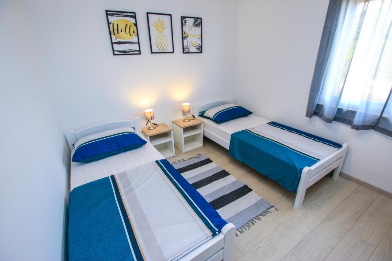 Family Beach Apartments 페로이 외부 사진