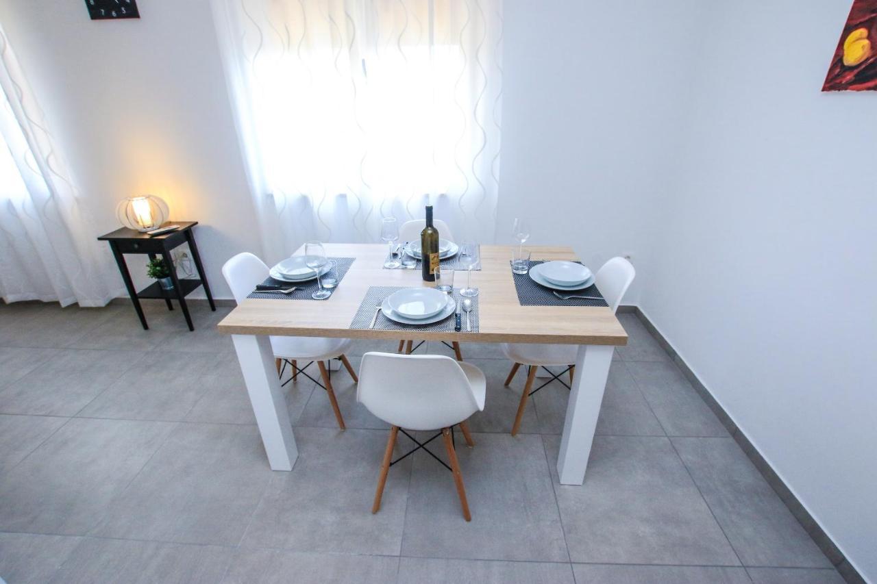 Family Beach Apartments 페로이 외부 사진