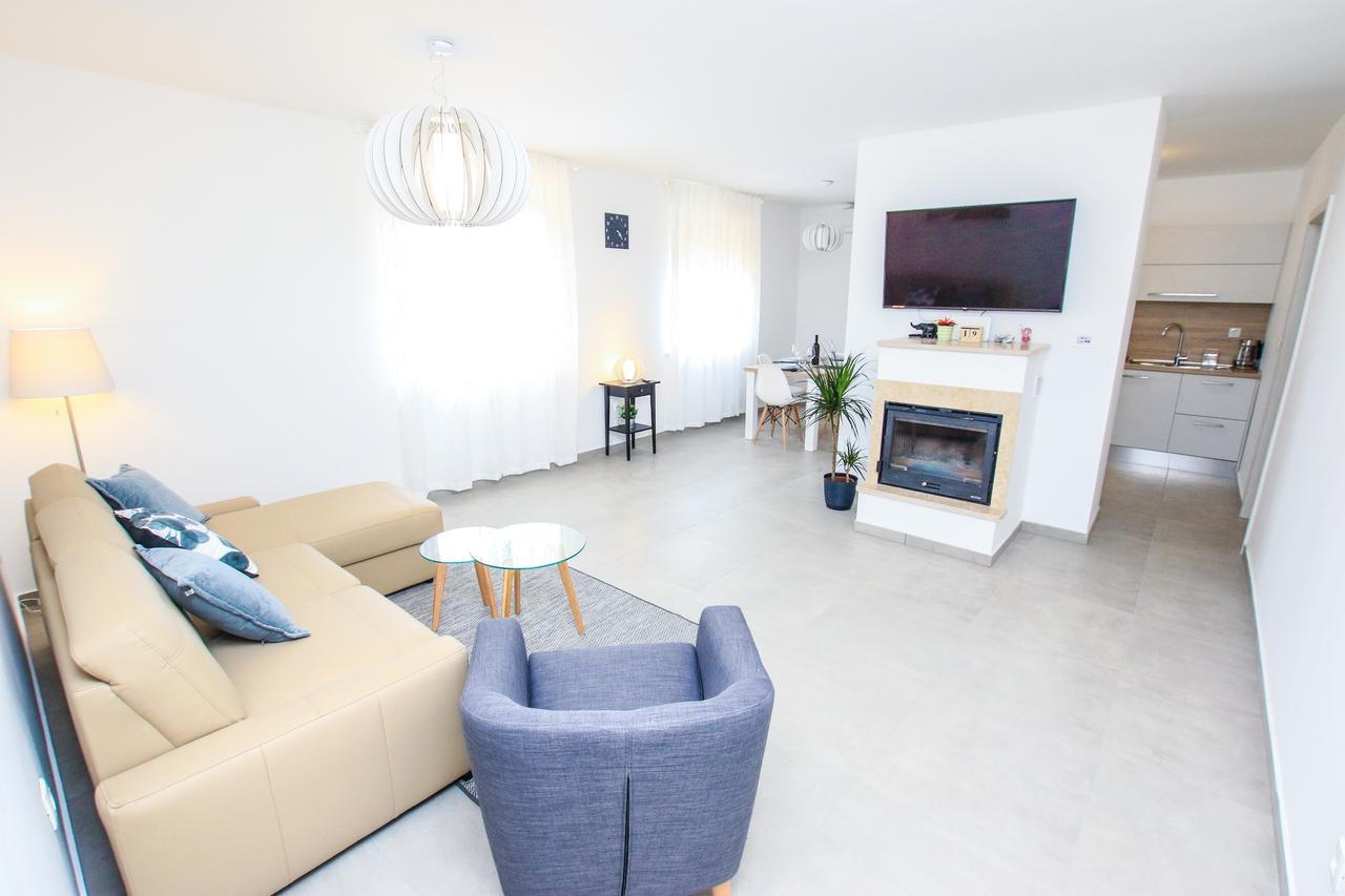 Family Beach Apartments 페로이 외부 사진
