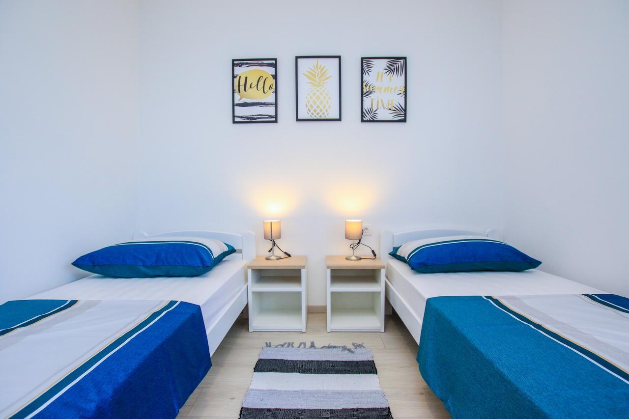 Family Beach Apartments 페로이 외부 사진