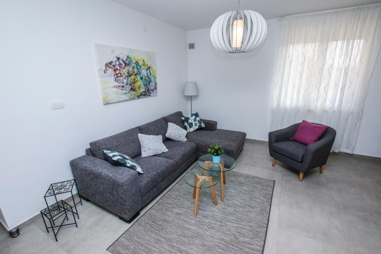 Family Beach Apartments 페로이 외부 사진